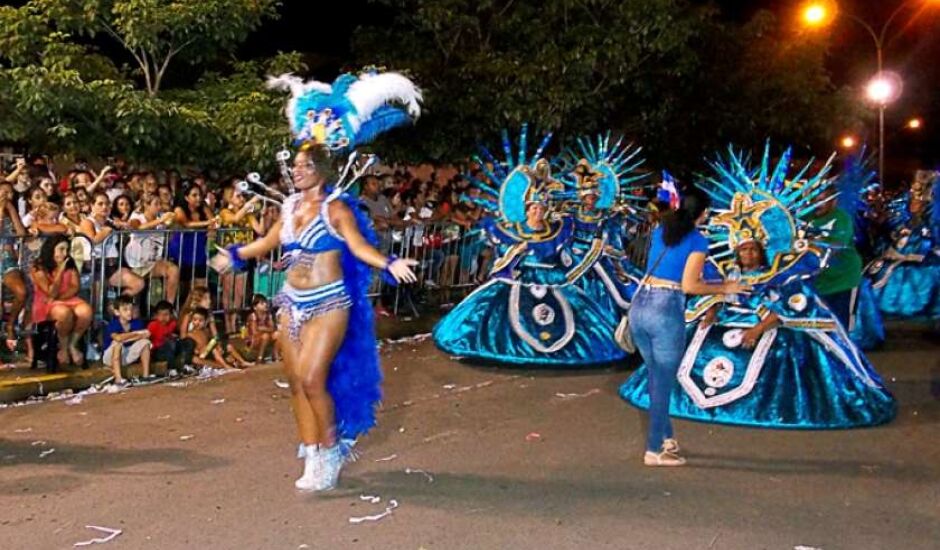 Carnaval terá bailes e desfile de quatro escolas de samba