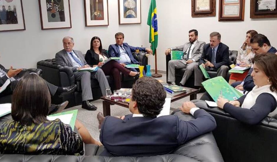 Reinaldo Azambuja (à esq.), durante reunião com parlamentares do Mato Grosso do Sul.