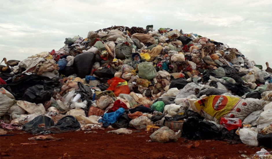 Lixo acumulado em local proibido; prefeitura admite falha no serviço