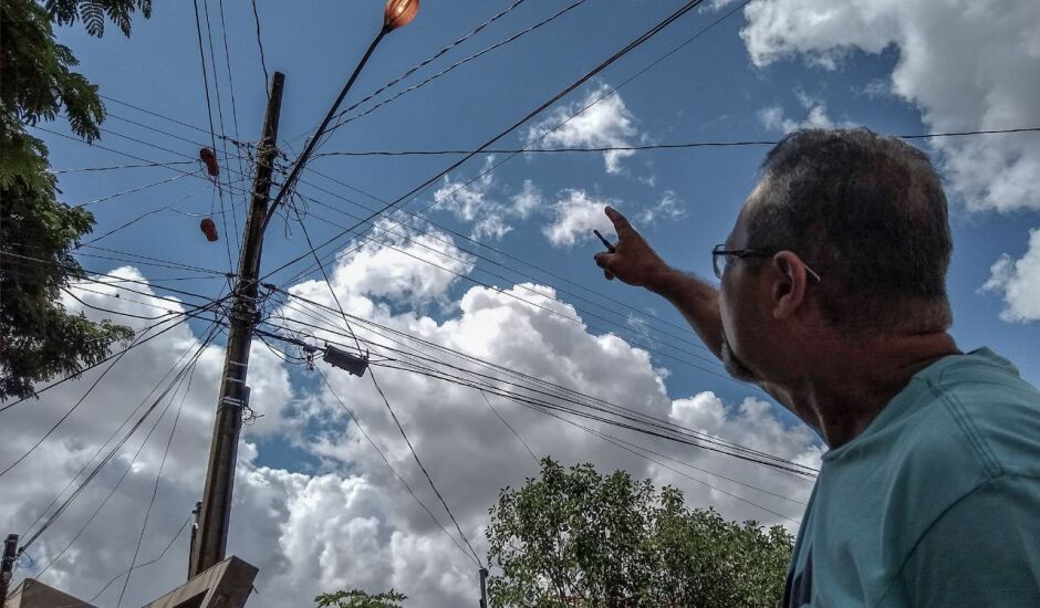 Morador mostra lâmpada acesa em poste de iluminação pública