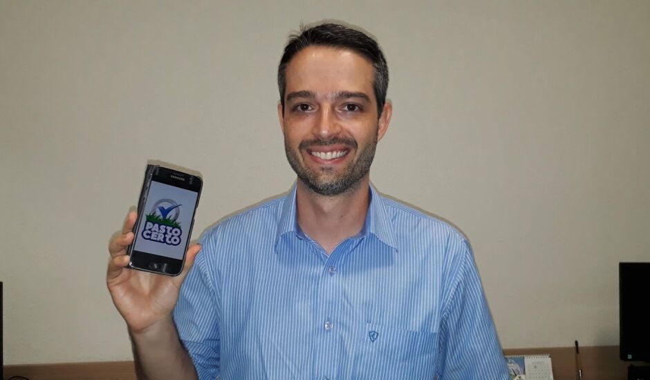 Sânzio Barrios, engenheiro agrônomo e pesquisador da Embrapa, mostra capa do aplicativo