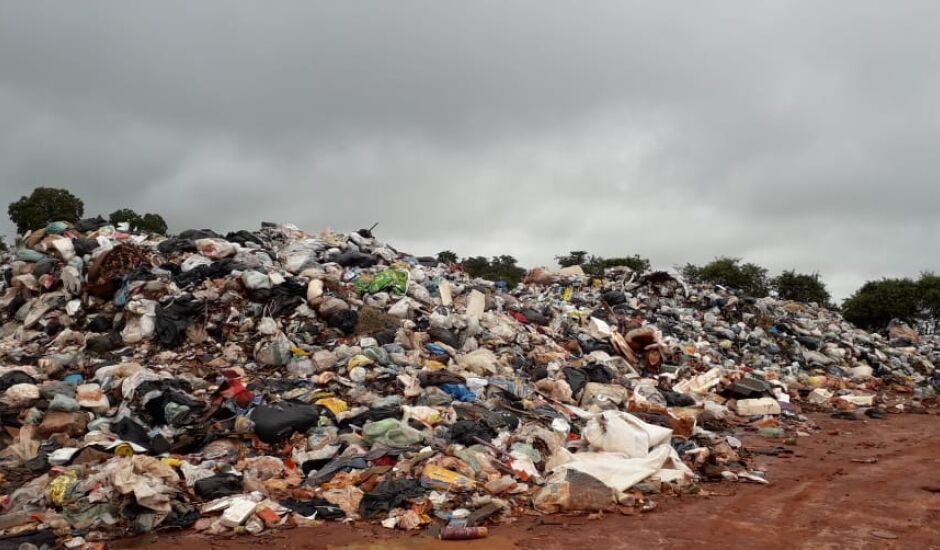 O TAC diz ainda que a Prefeitura deveria se abster de depositar resíduos urbanos no lixão