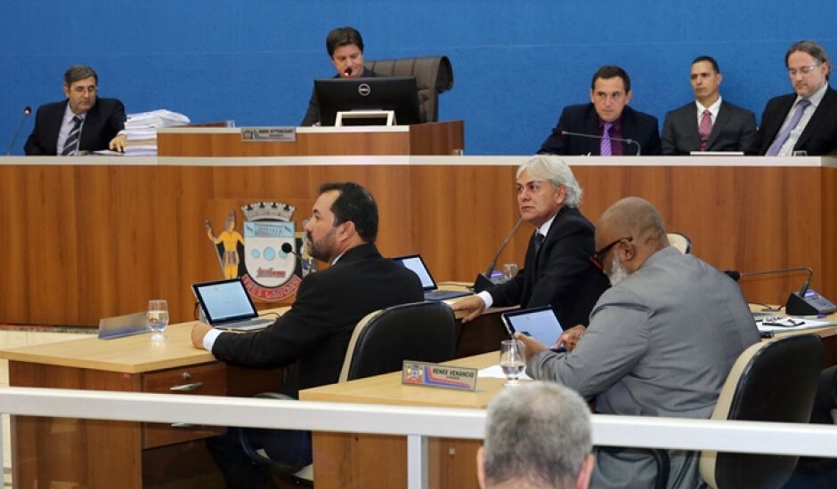 Câmara cria comissões para apurar 22 denúncias contra prefeitura
