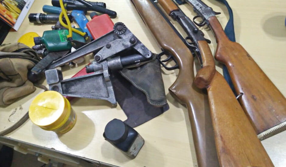 Polícia encontrou em um barracão na casa do autor e no porta-malas do carro, diversas armas e munições