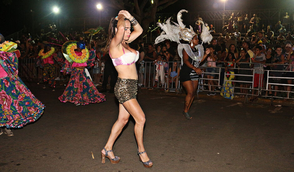 Passista cai no samba durante desfile de escola de samba, na noite de domingo (3).