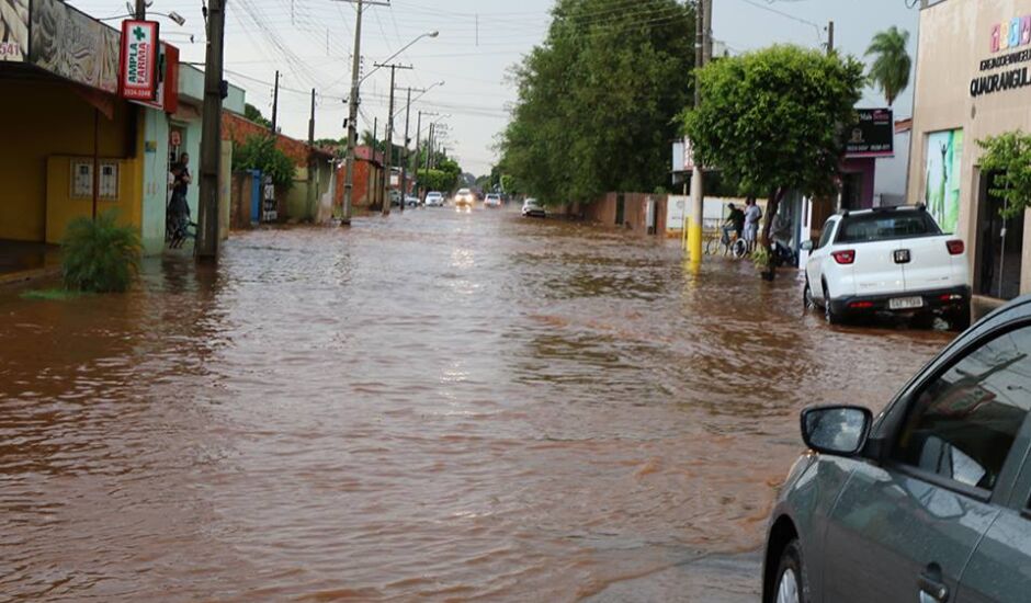 Sem drenagem, ruas e avenidas ficam alagadas com chuva um pouco mais intensa