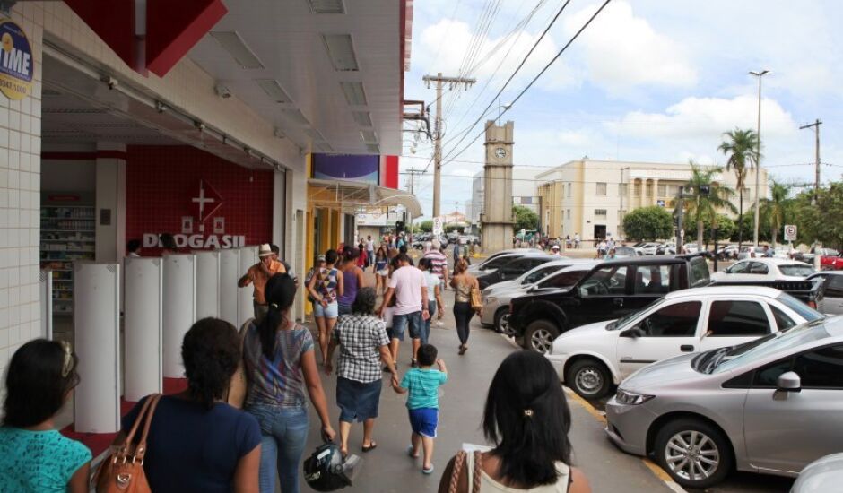 Consumidores caminham por rua do centro comercial de Três Lagoas