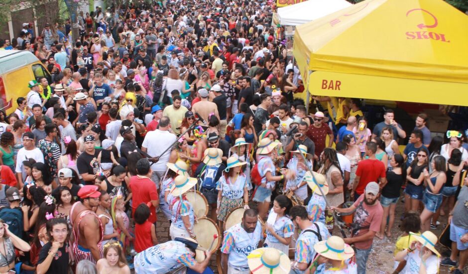 Foliões se reuniram para curtir carnaval do Cordão Valu.