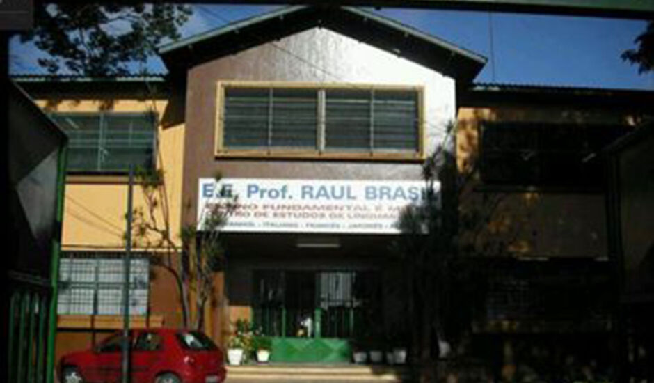 Fachada da Escola Estadual Prof. Raul Brasil, em Suzano (SP)