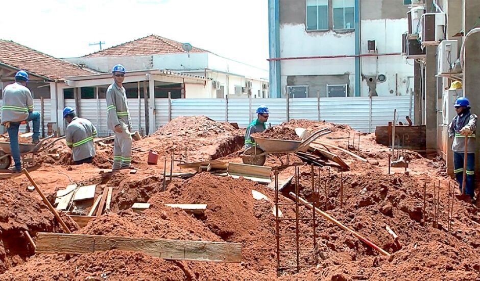 Operários finalizam obras de estacionamento do setor de hemodinâmica do Hospital Auxiliadora