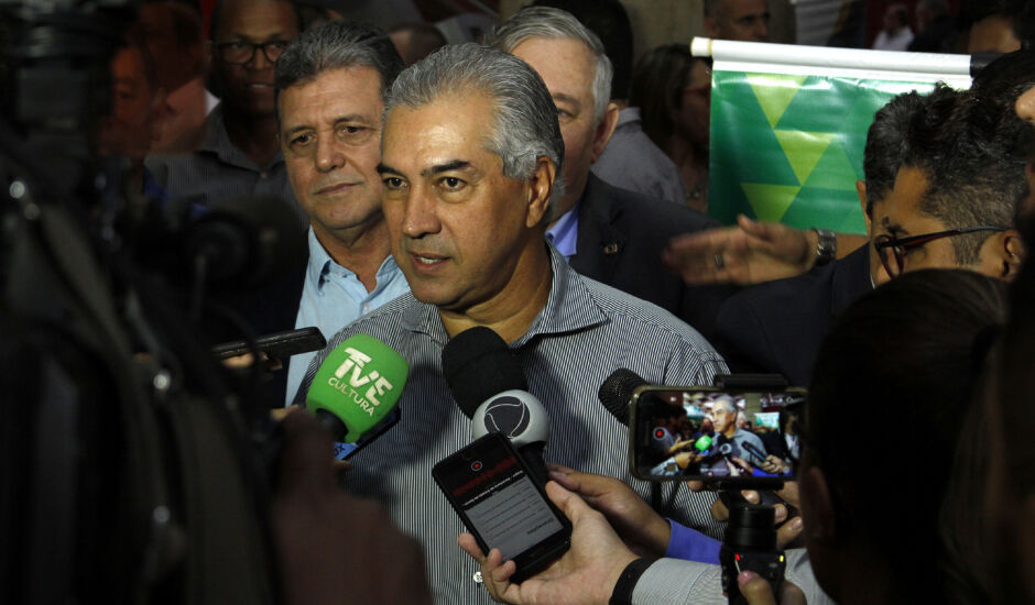 Reinaldo Azambuja (PSDB) entregou kits esportivos durante fórum que debateu ações para o futuro desportivo no Estado
