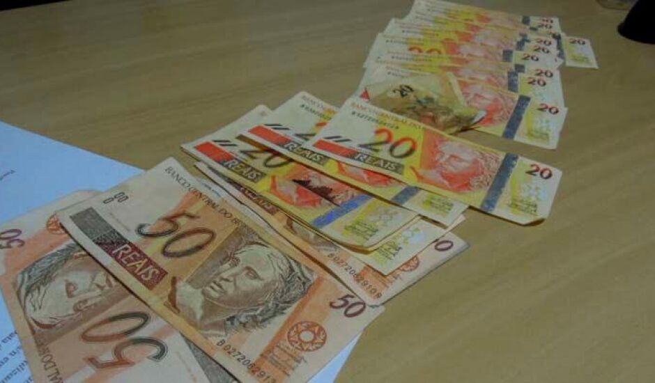 Dinheiro falso era dividido em cédulas de R$20 e R$50