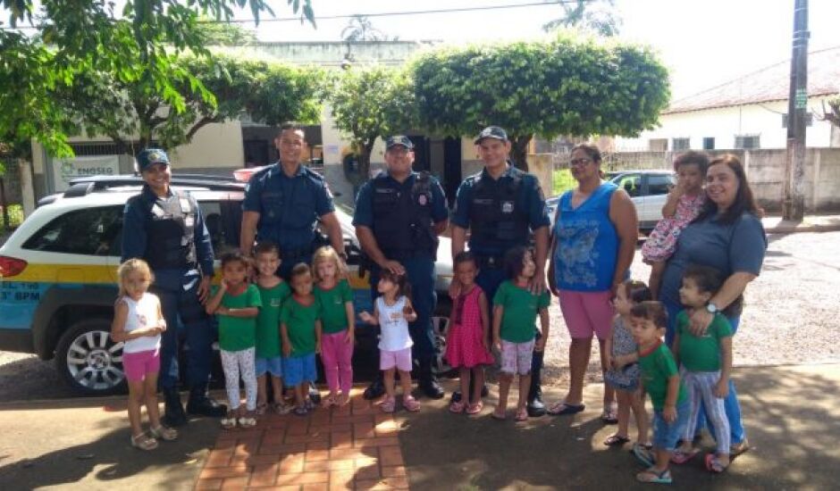Policiais militares de Paranaíba interagem com crianças em escola