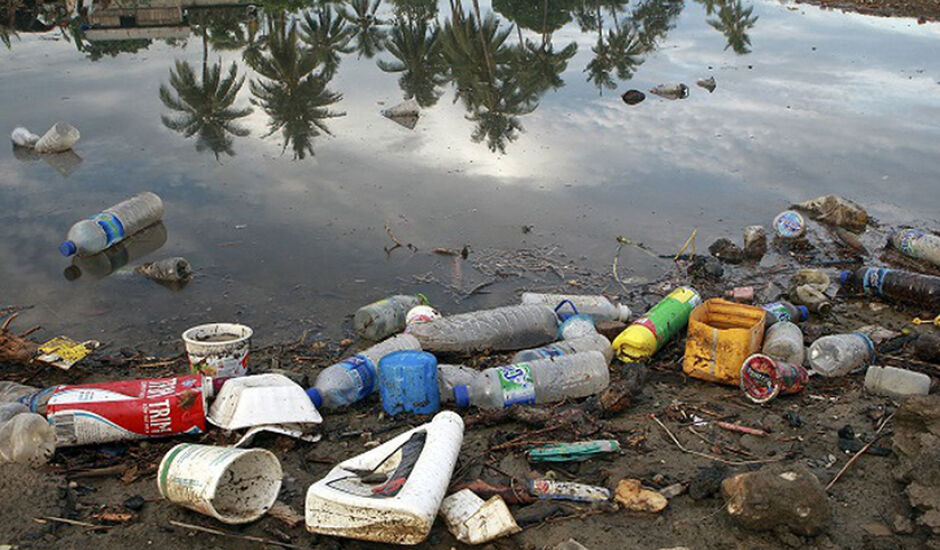 Poluição do plástico afeta a qualidade do ar, do solo e sistemas de fornecimento de água