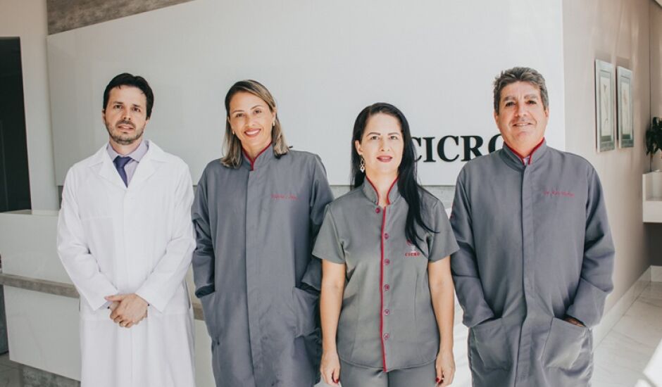 Os dentistas Artur Marques (à esq.) e Rui Antonio de Moraes (à dir.) ao lado da equipe Cicro