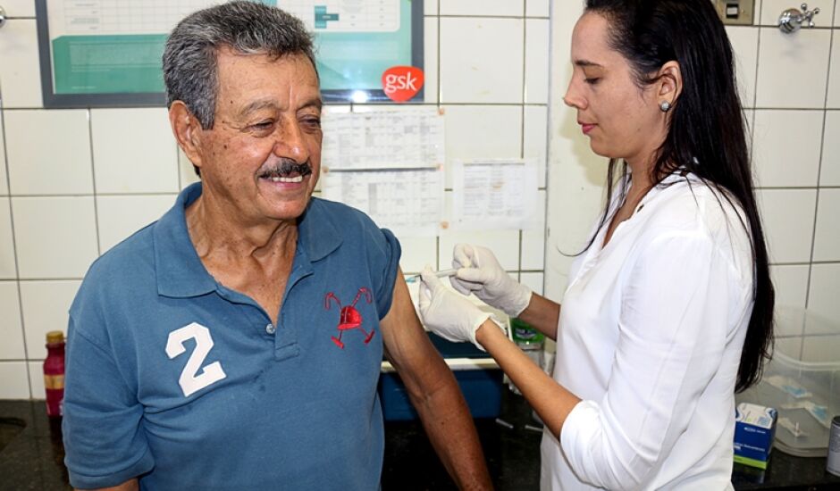 Idosos fazem parte do grupo prioritário da campanha e recebem dose da vacina gratuitamente