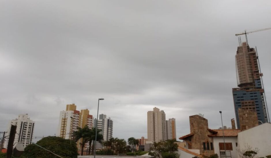 Campo Grande amanheceu com céu nublado e pancadas de chuva.
