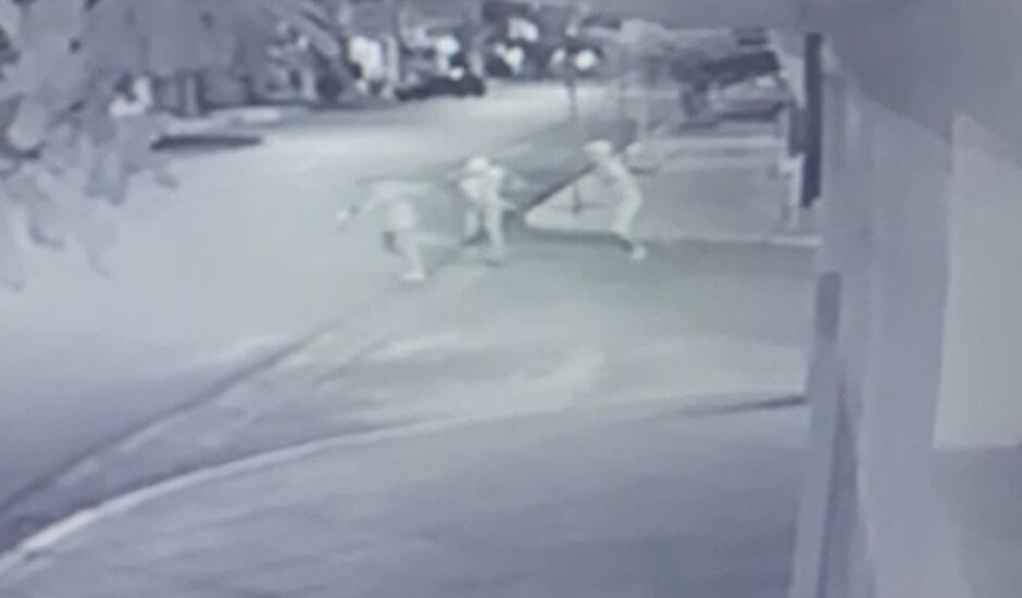 Imagens de câmeras de segurança mostram o momento em que homem foi esfaqueado