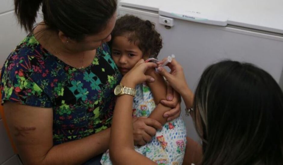 É importante que todos sejam vacinados: pais e filhos, para que a imunização seja completa