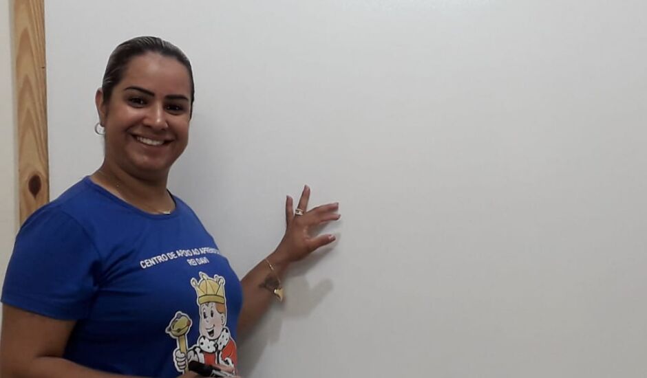 Simony Queiroz da Silva, pedagoga e que desenvolve um trabalho de acompanhamento de alunos autistas