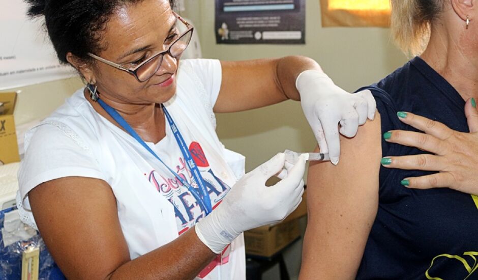 Mulheres puérperas e gestantes podem receber a vacina gratuitamente pela rede pública de saúde