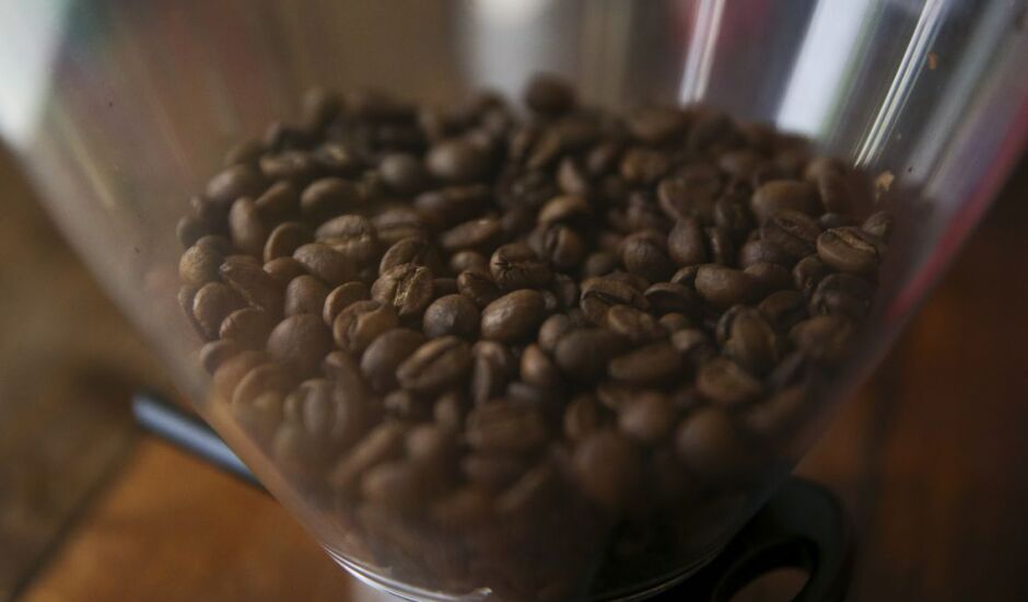 O café arábica, que representa uma produção de 72% do total e é mais influenciado pela bienalidade, deve alcançar 36,98 milhões de sacas
