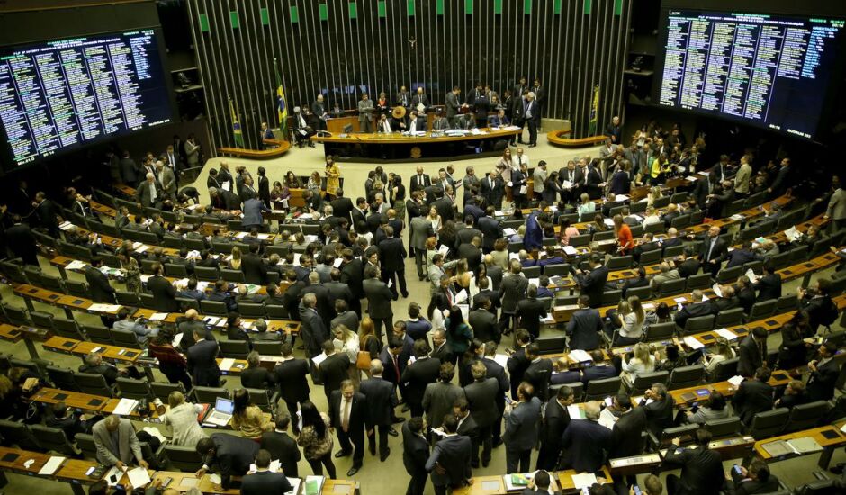 O grupo de deputados que pretende apresentar o novo projeto inclui o presidente da Câmara Rodrigo Maia (DEM-RJ)