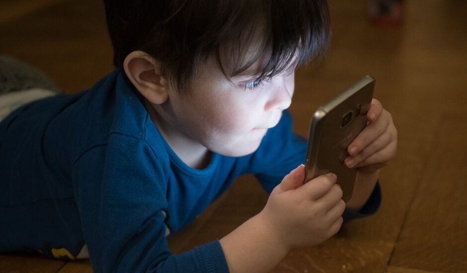 Maior tempo de exposição de crianças com aparelhos tecnológicos pode prejudicar saúde mental e física.