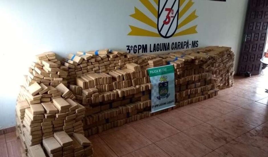 As drogas e o veículo foram encaminhados para a Delegacia de Polícia Civil de Laguna Carapã