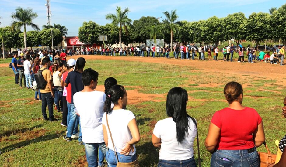Desempregados formaram fila no Centro Juvenil do bairro Vila Piloto durante toda a manhã de terça.
