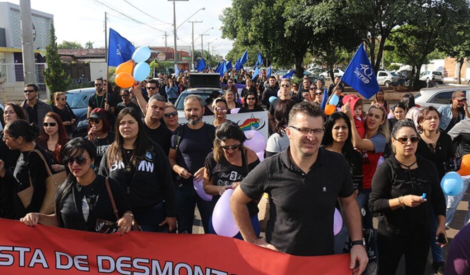 Trabalhadores em educação realizam manifestação contra reforma da Previdência e corte de verbas