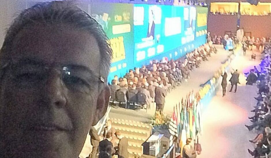 "Estou aprendendo a fazer selfie", postou o prefeito em foto tirada em evento em Brasília