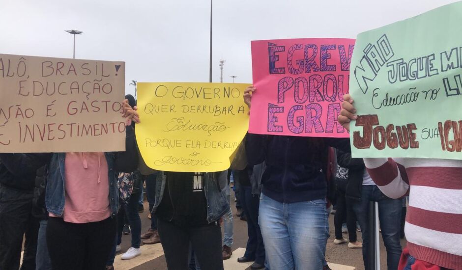 Com palavras de ordem e cartazes, estudantes e professores participam de greve contra cortes na educação