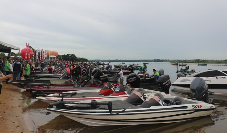 Barcos de vários portes estiveram em Três Lagoas durante evento de pesca.