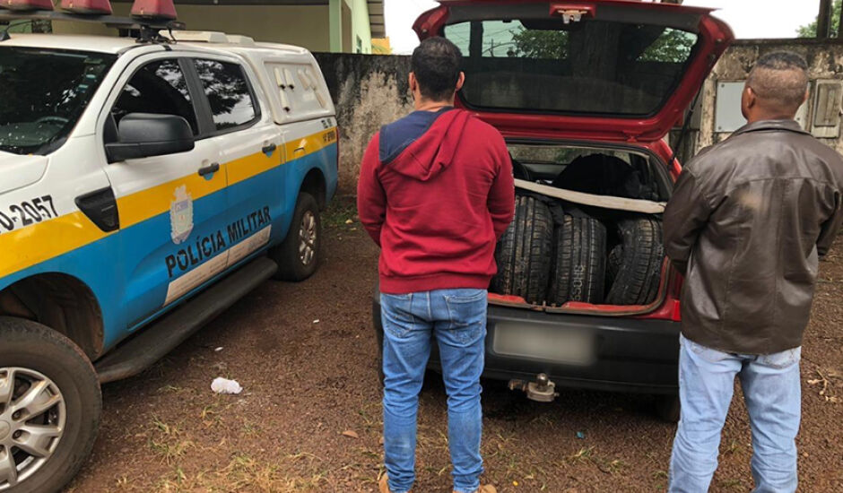 Em vistoria ao veículo foram encontraram aproximadamente 50 pneus novos