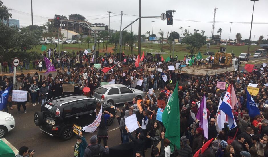 Paralisação reuniu centenas de pessoas na Universidade Federal de Mato Grosso do Sul