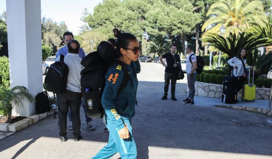Marta chega ao hotel, onde a seleção feminina ficará hospedada na cidade de Portimão, em Portugal, onde a seleção vai se preparar até a estreia na Copa do Mundo da França.