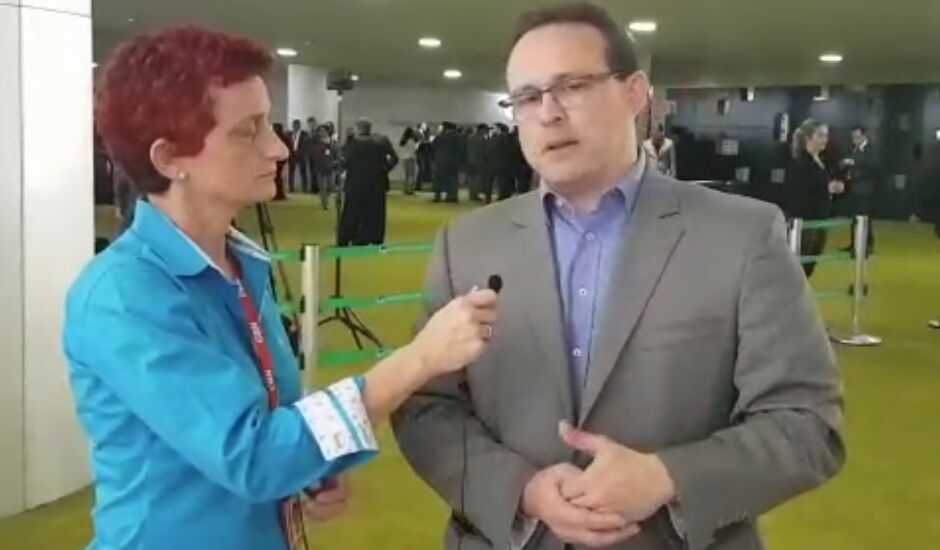Dr. Lívio dá entrevista à jornalista Márcia Paravizzi
