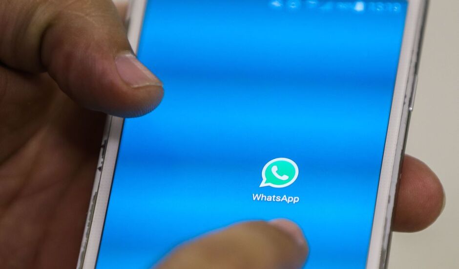 Para atualizar o programa, a pessoa deve desinstalar o WhatsApp e baixar a última versão disponível na loja de aplicativos