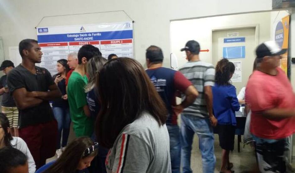 Postinho de saúde do bairro Santo André ficou lotado na sexta-feira (7) durante a maior parte do dia