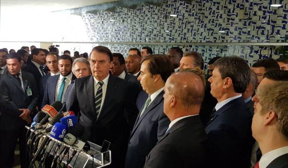 Jair Bolsonaro (ao centro) apresenta e entrega projeto de reforma das leis de trânsito a deputados