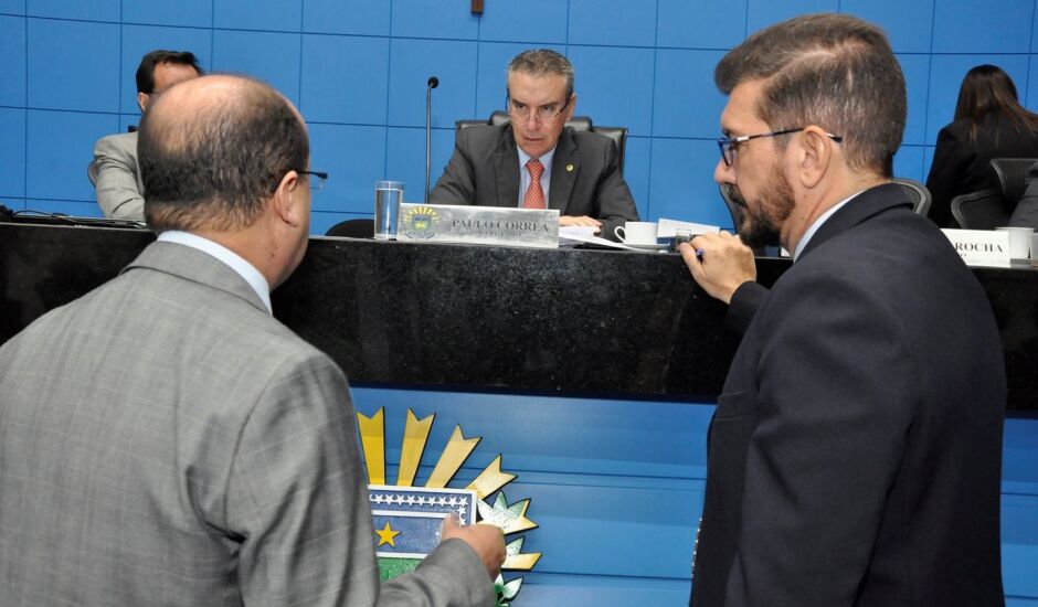 Barbosinha e Pedro Kemp em frente ao presidente da ALMS Paulo Corrêa; duas opiniões distintas sobre a Reforma da Previdência