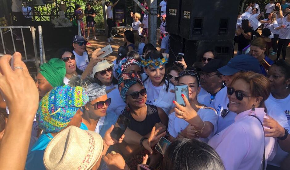 Fãs cercaram a ativista para conseguir tirar uma selfie; Luiza Brunet atendeu a todos com carinho