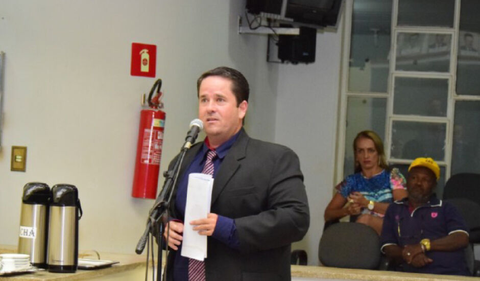 Vereador Carlos Renato Garcia Rios (Corujinha – PR) criticou a falta de manutenção do asfalto na Vila Raimundo