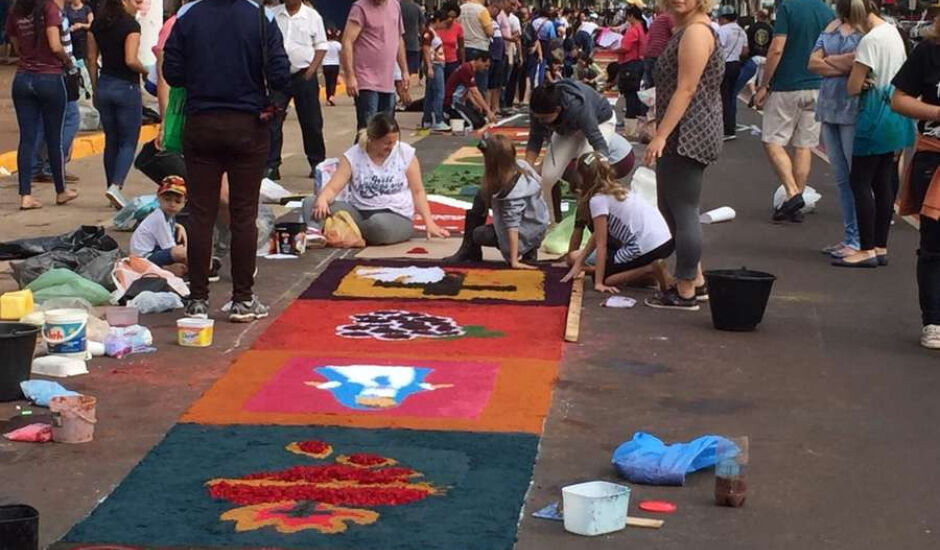 Cerca de mil pessoas participaram da confecção dos tapetes nas ruas no município
