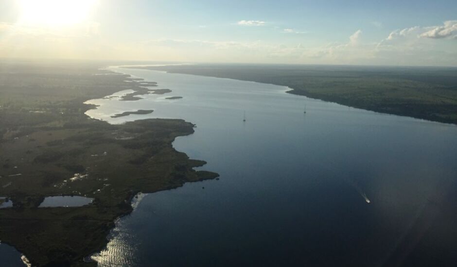 Rio Paraná, que divide Três Lagoas e o estado de São Paulo, visto do alto. Beleza natural!