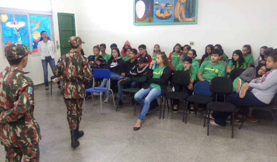 O Projeto Florestinha realiza atividades com crianças e adolescentes, visando a conscientização.