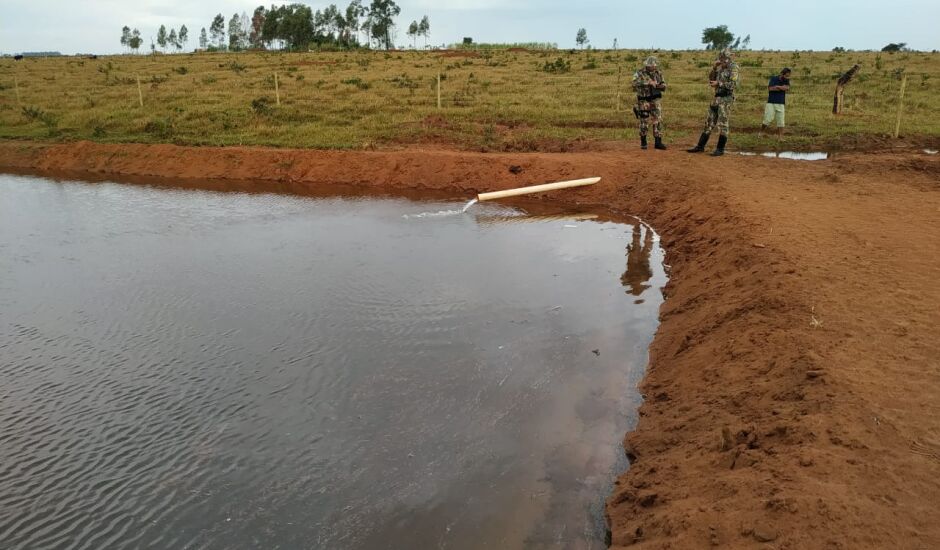 O produtor rural construiu um dreno de 535 metros das nascentes do córrego Samamabaia, para abastecer dois tanques de piscicultura