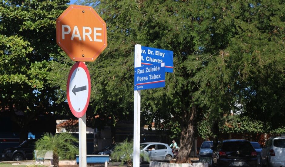 Prefeitura adquiriu 1.300 conjuntos de placas, com a identificação das ruas dos cruzamentos