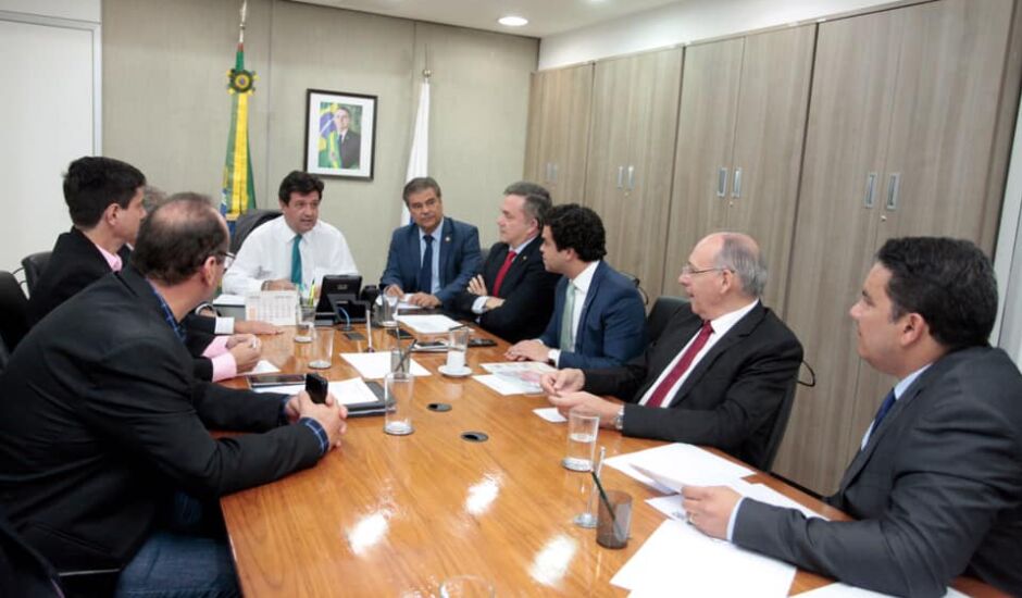 Estiveram também presentes na reunião o prefeito de Aparecida do Taboado, Robinho, e o prefeito de Ponta Porã, Hélio Peluffo